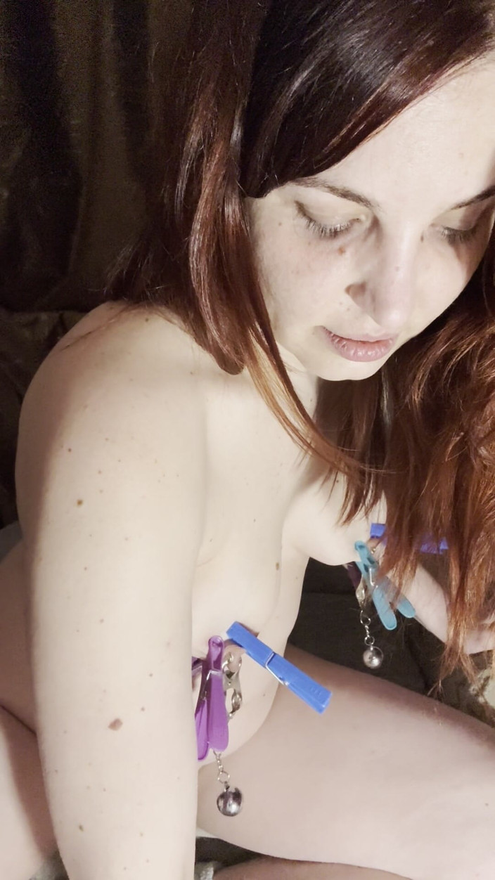 Elena917: Klemmen, wasknijpers en billenkoek met riem voor tieten en poesje