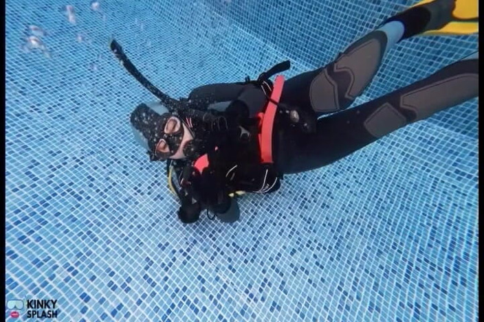 UKCuteGirl Lucy Lauren: Scuba Agent lucy पानी के नीचे लौटती है गोताखोर गुप्त डिवाइस की खोज करता है