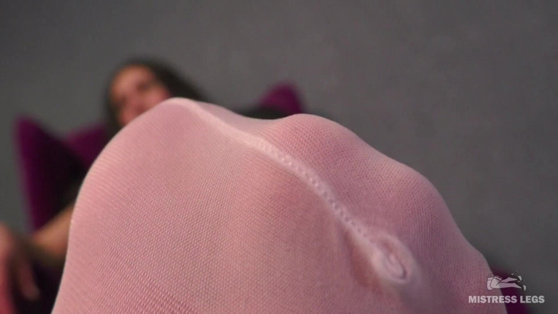 Mistress Legs: Mestra dedos balançando em meias brancas de nylon