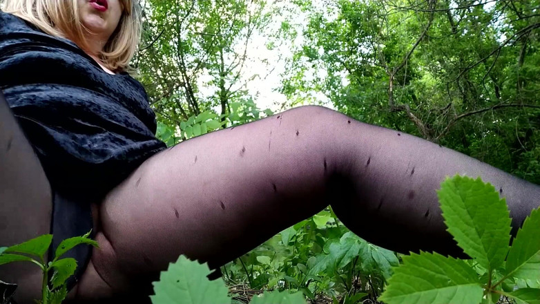 Elena: Mamă sexy se satisface în ciorapi în aer liber