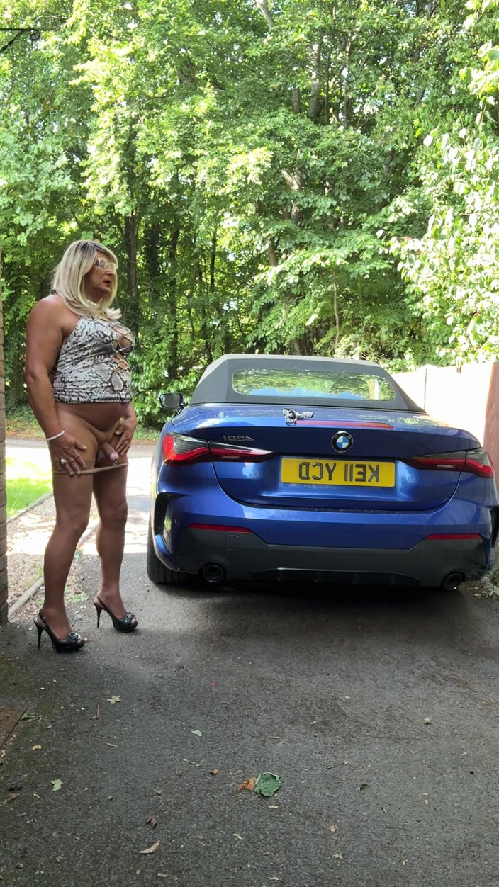 Kellycd2022: सफेद एनिमल प्रिंट ड्रेस पेंटीहोज और हील्स में सेक्सी क्रॉसड्रेसर kellycd2022