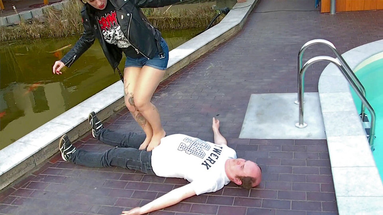 Domina Lady Vampira - SM Studio Femdom Empire: Grob barfuß