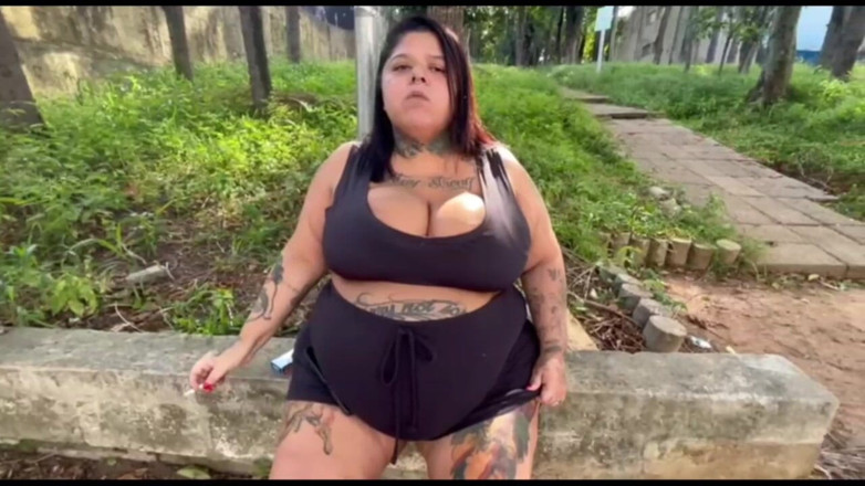 Mary Jhuana: Zeița BBW fumând țigara în public