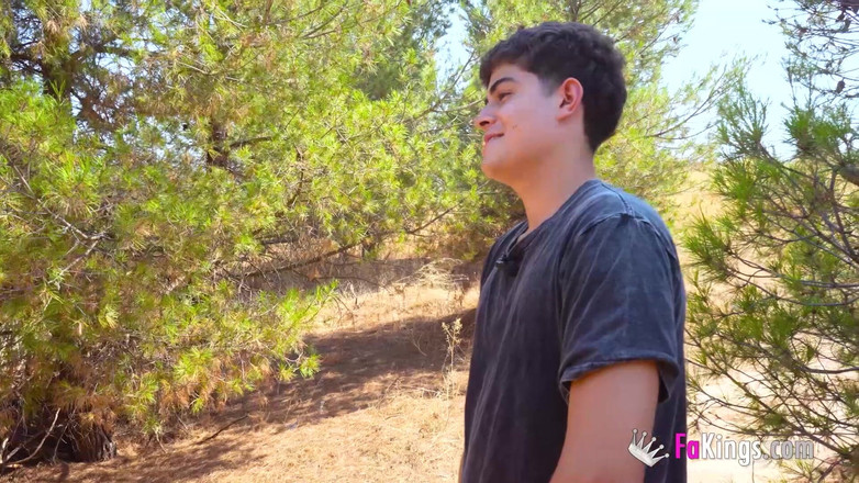 FAKings: Dã ngoại khỏa thân với một con cặc khổng lồ....