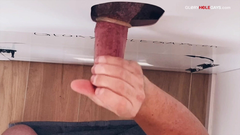 GLORYHOLEGAYS: Gloryhole Daddy skjuter på sin hand - sucker slickar allt rent