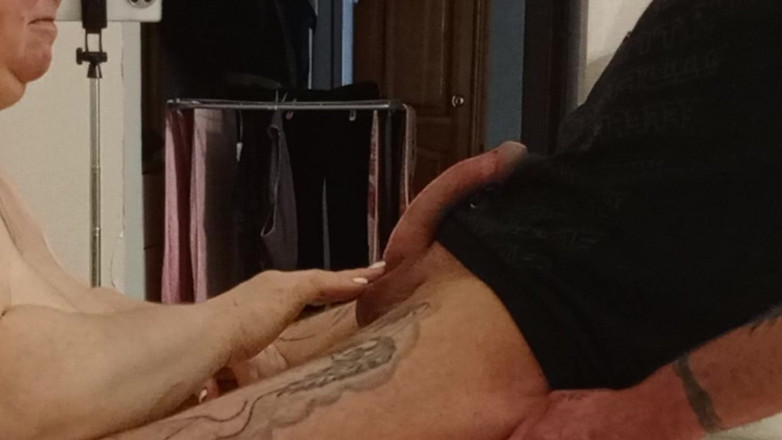 Zona901: Il vicino fa un lavoro manuale con il cazzo oliato