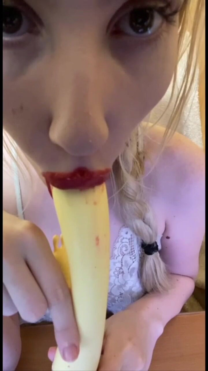 ElzaKom: डिल्डो चूसा एल्ज़ा वीर्य