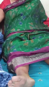 Madrastra mastrubándose con zanahoria y atrapada por hijastro