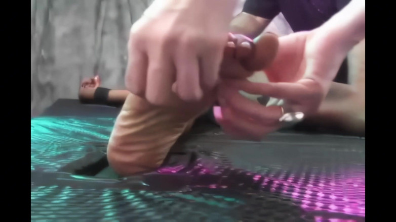 BleuFetish Tickling: Pt 2 Tasha je zpět - na 2005 ve svém prvním lechtajícím videu...
