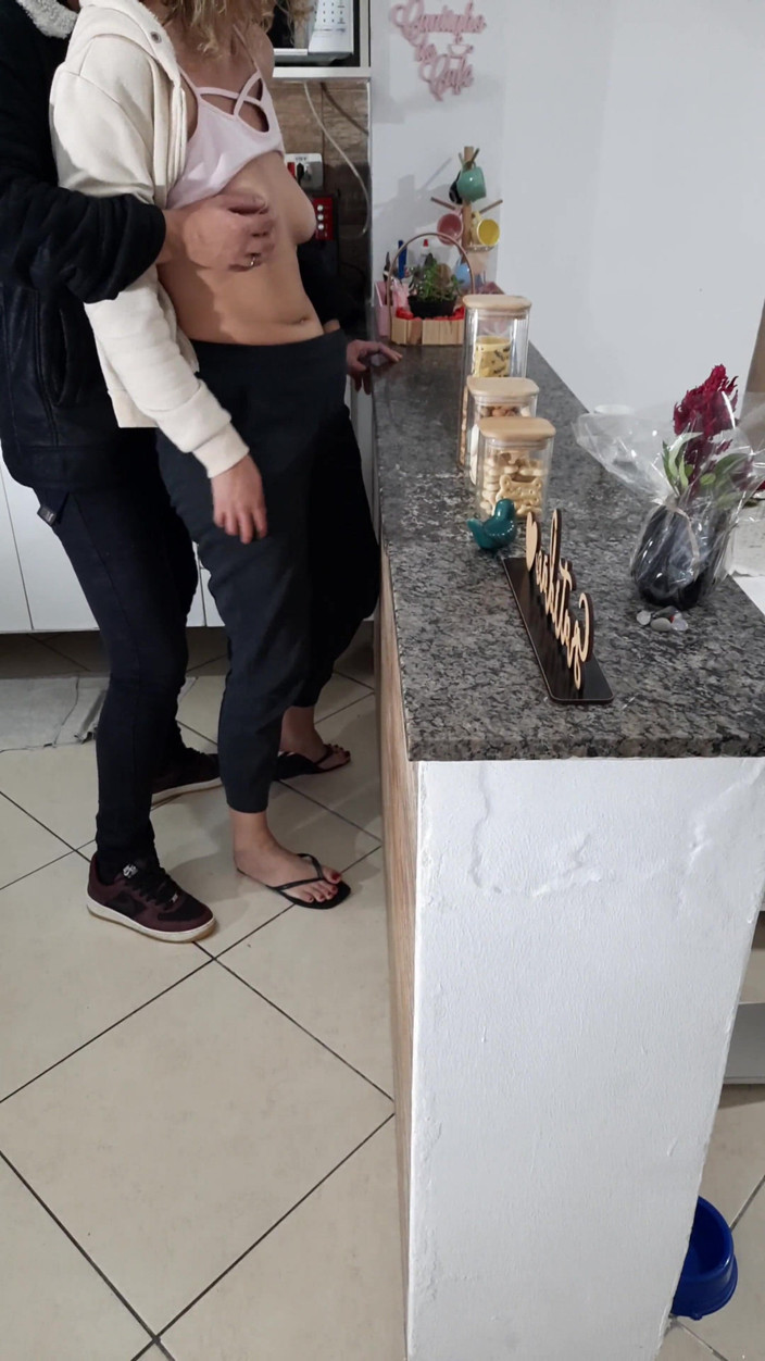 Gabi SweetCouplesStories: 继女一边吃早餐一边休息。