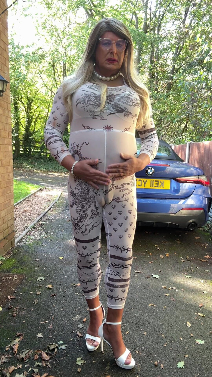 Kellycd2022: Sexy crossdresser Kellycd2022 em macacão branco sexy e salto alto