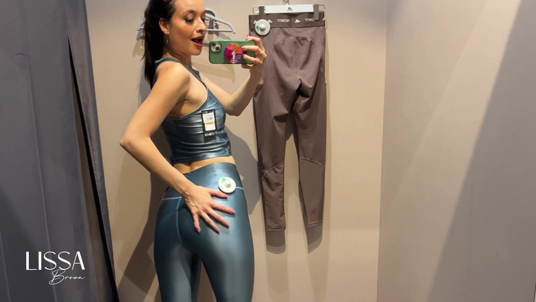 Lissa Brown: 3 lycras spéciaux dans une cabine d’essayage + masturbation