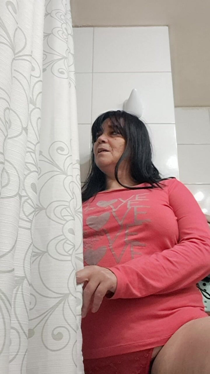 Mommy big hairy pussy: 熟女和继子在淋浴时撸撸