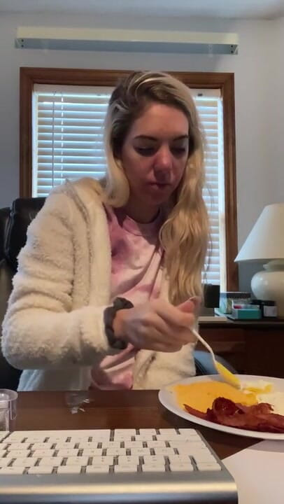 MissAlexiaC: Eating for 3 minutes