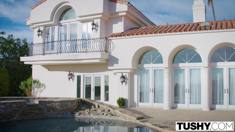 Tushy: TUSHY - Une brune à forte poitrine se fait dominer le cul...