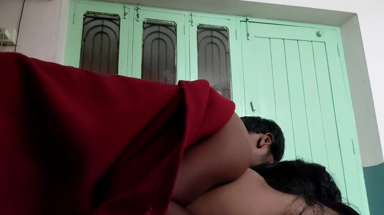 Hindiaudioadda1: Battaniyenin altında anal seks