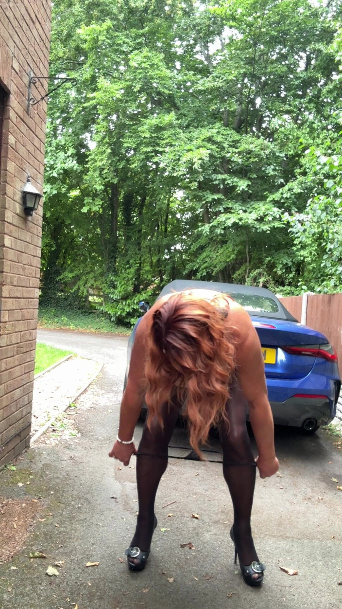 Kellycd2022: セクシーな女装者 Kellycd2022 黒のパンストキャットスーツとヒール