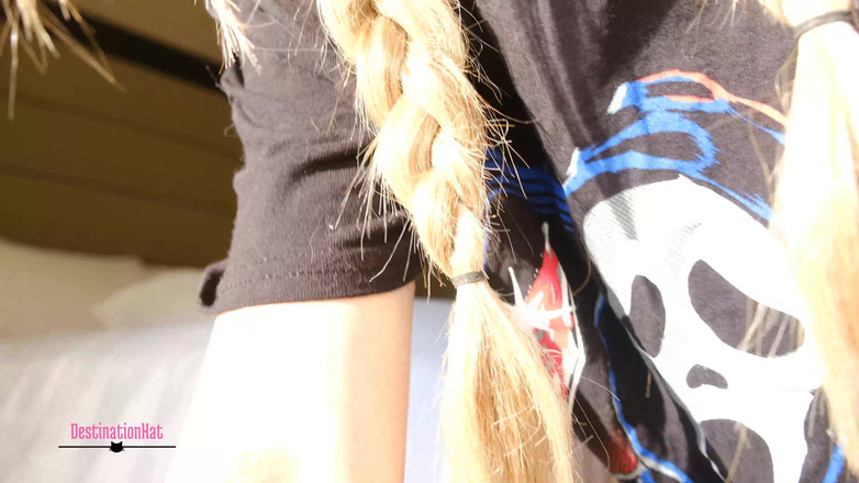 Destination Kat: Потирання пизди на ліжку, ігнорування