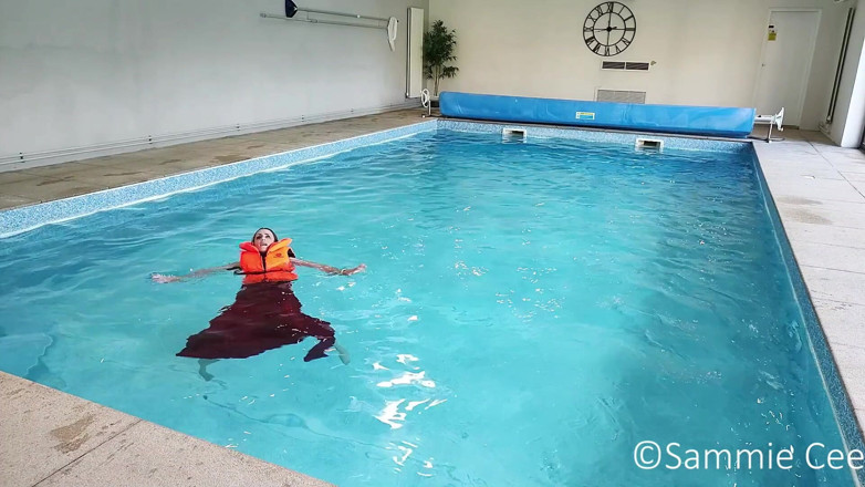 Sammie Cee: Lifejacket gaun sepanjang malam