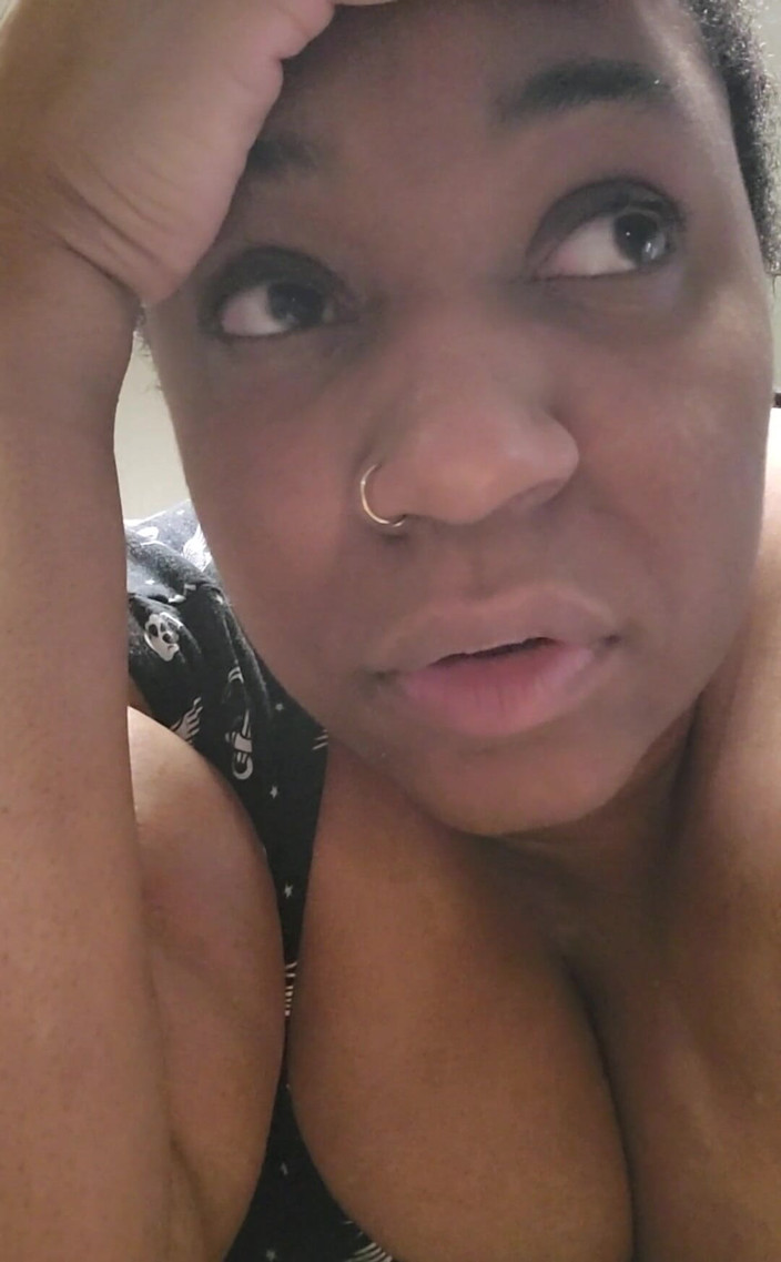 Josie4yourpleasure: 我饿了。晚餐吃什么？我写了，然后立即想想如果有人吃我的屁股会多好。 我需要