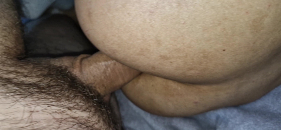 Dinar: Sütlü twink femboy büyük yarağı prezervatifsiz sikiyor götüne boşaltıyor!