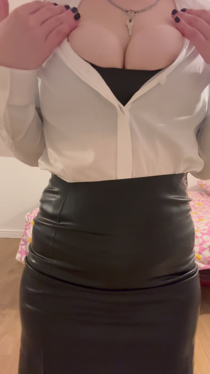 Bigtiddygoth: Bayan Ruby aylık sağım seansı: minik yarak baskısı