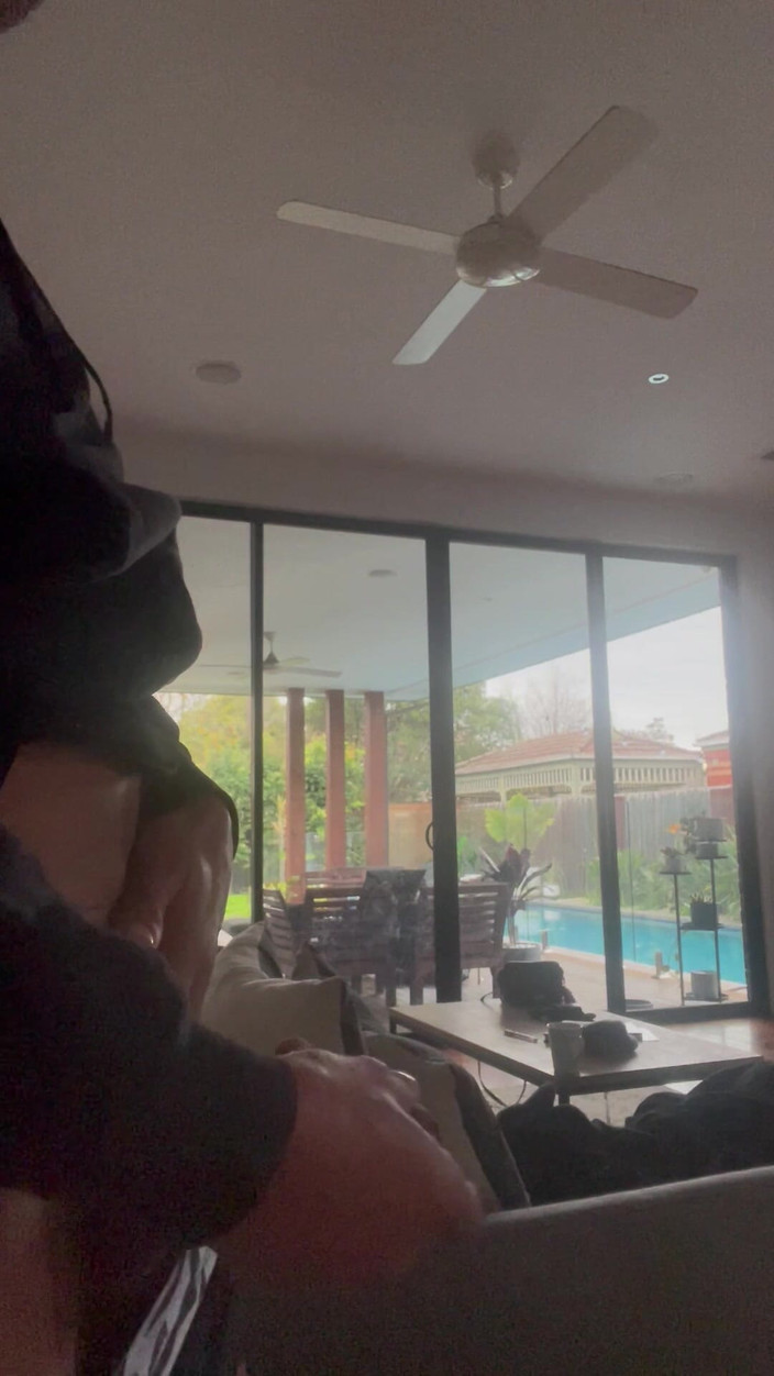 Footlong: 隣の隣人が私のチンポを見てもらうことを願ってけいれんする