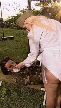 La enfermera del ejército da alivio a los soldados chupando polla y follando