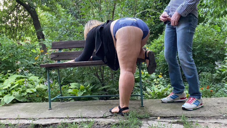 OurFetishLife: La matrigna ha lasciato che il figliastro faccia pipì sul...