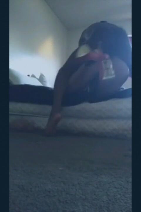 Kendale: Pergi ke rumahnya dan memberinya beberapa kontol bom