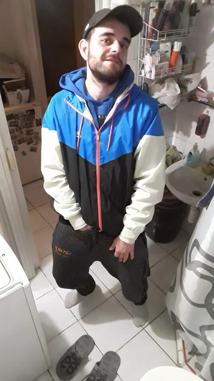 jerkofflover: Mi Sto Masturbando Con Il Mio Ex Ragazzo in Bagno...