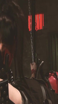 Scena fetyszowych dziewcząt 4_brunette z dużym tyłkiem i dużymi piersiami rucha swojego związanego przyjaciela w sesji BDSM