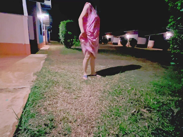 sexymomoko: Amcığını otelin dışında göstermek beni çok heyecanlandırıyor, buna bayılıyorum