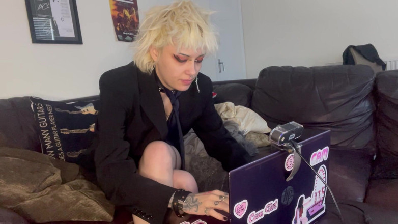 Glitterqueen1999: Goth Has a Heart Pain and Self Resus Cpr