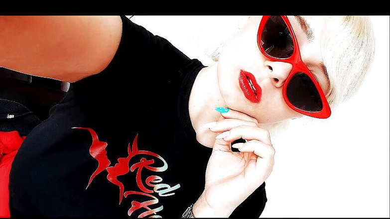 Red Heaven Media: Schau, wer das t-shirt des roten Himmels trägt!