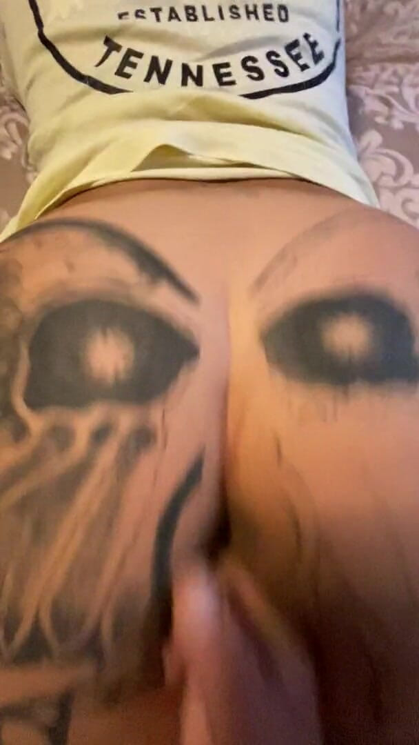MzKiTTy91: Pawg milf shaking her ass