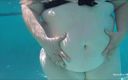BBW Pleasures: Товстушка грає з животом у басейні