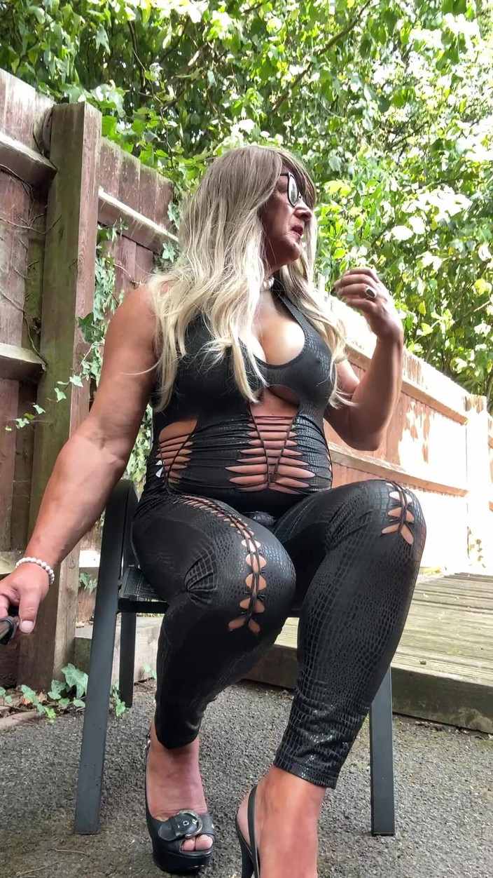 Kellycd2022: 穿着黑色 pvc 紧身连衣裤和高跟鞋的性感 Crossdresser Kellycd2022