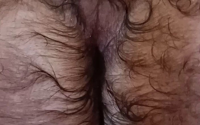 Gold & Spice: Entraînement anal en solo poilu avec un gode violet