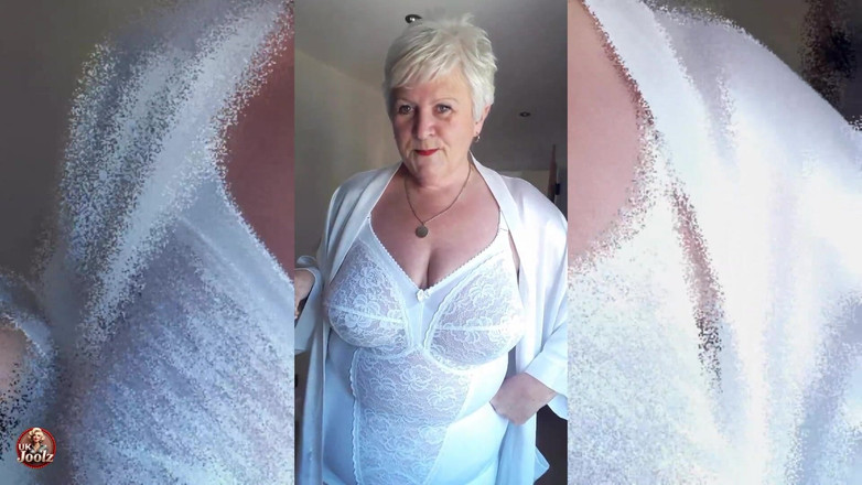 Uk Joolz: Adakah Awak Mahu Saya Jawab Pintu Untuk Awak Berpakaian Begini?