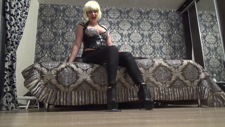 Goddess Misha Goldy: 被我的高跟鞋粉碎 你的i-phone(俄语)