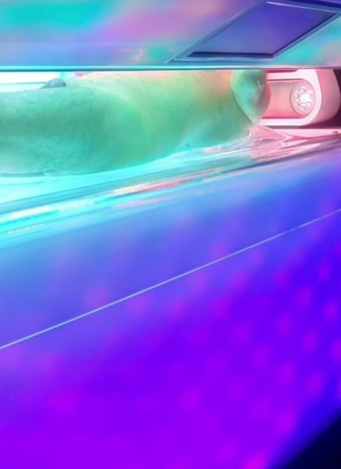 MaleModel: Tanning Salon Nudity