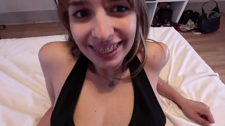 Alex Goes: Büyük Memeli Diş Teli Yüzü Maya Luz Beni Ayaklarıyla Sikiyor