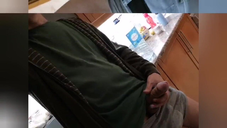 Rafael Torreano: Kommer två gånger och pissar mellan båda spruten