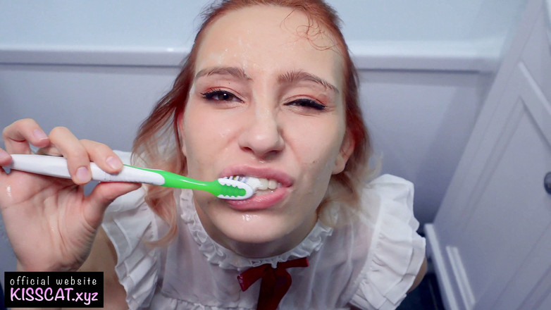 KissCat: 顔弄ディープスロートのための若い赤ん坊と精液のための歯のためのクリーニング