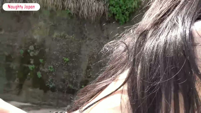 Neon Tenshi: 苗条的已婚美女被她的丈夫抓住，一次海滩逃逸在一个令人不安的位置变得令人毛骨悚然
