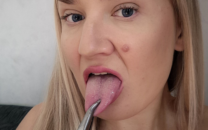 Sweet Luna: 스크류 드라이버와 핀서 가지고 노는 중