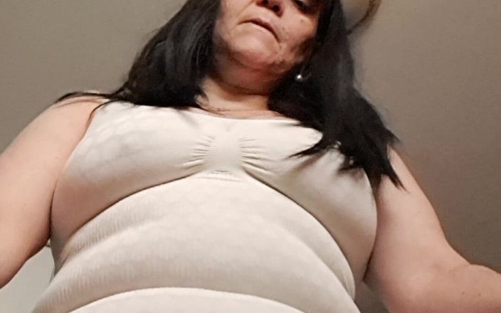 Mommy big hairy pussy: Мамочка надевает гигантские трусики