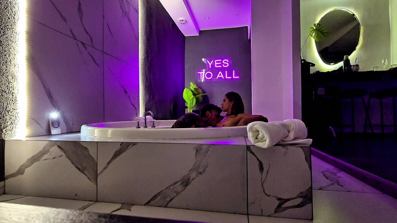 Young big apple: Za kamerou v motelové vířivce. Masturbace a sex.