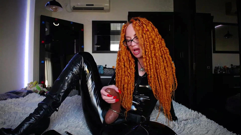 BadAssBitch: Cewek cantik rambut oranye lagi asik ngentot pakai strap-on